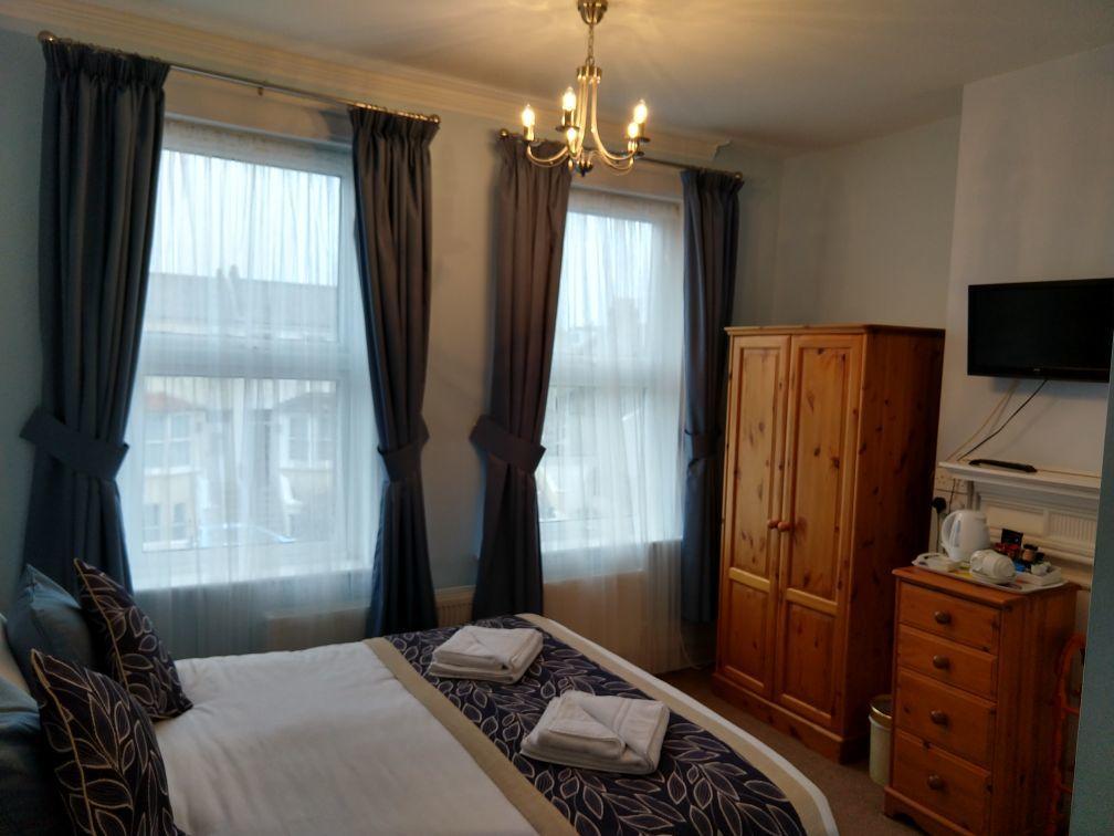 By The Sea Bed And Breakfast Истбурн Экстерьер фото