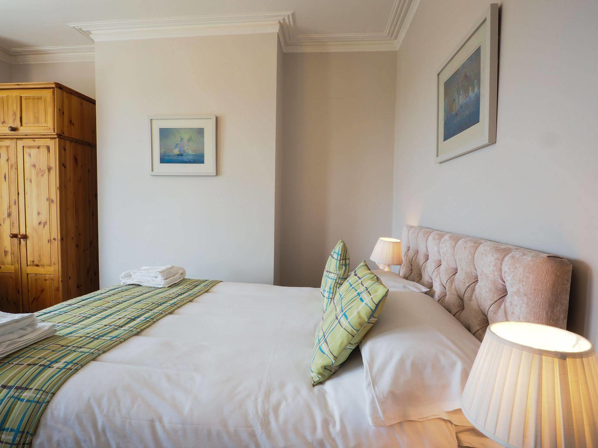 By The Sea Bed And Breakfast Истбурн Экстерьер фото