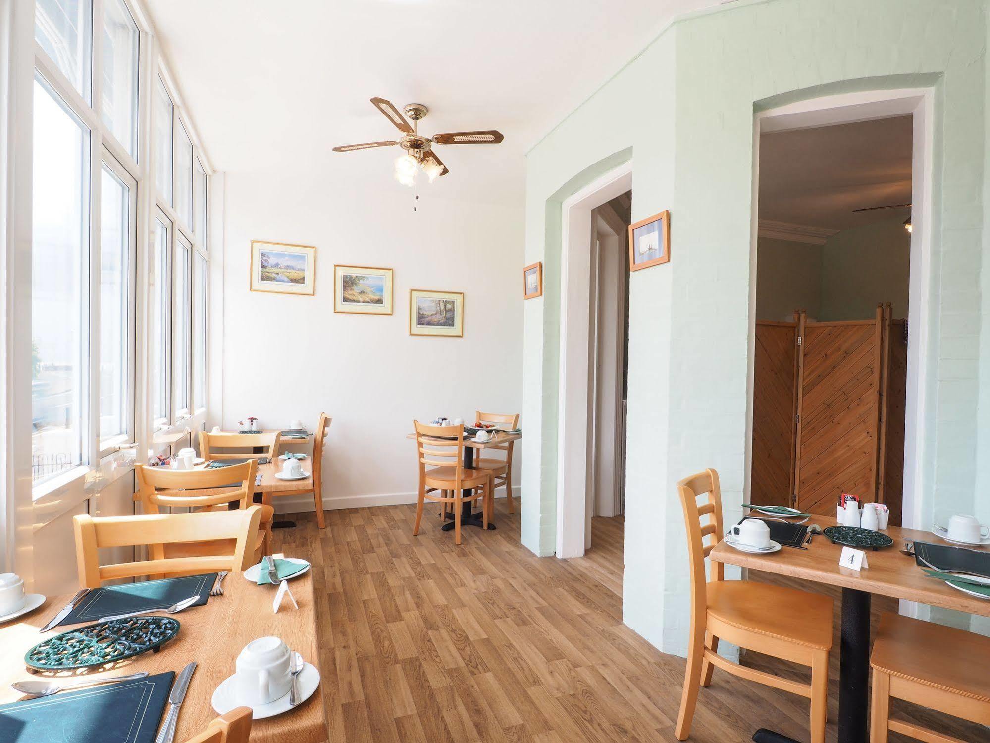 By The Sea Bed And Breakfast Истбурн Экстерьер фото