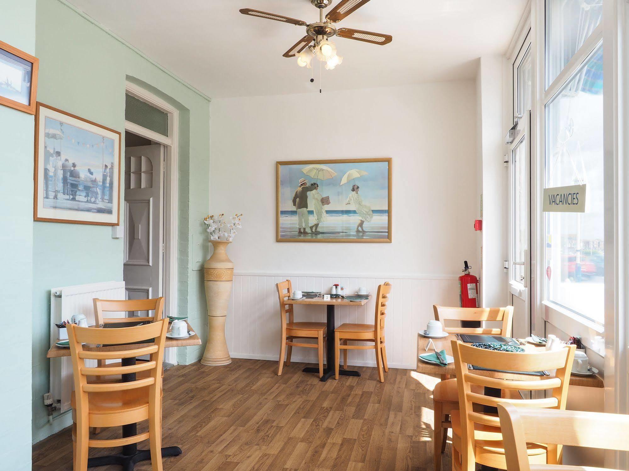 By The Sea Bed And Breakfast Истбурн Экстерьер фото