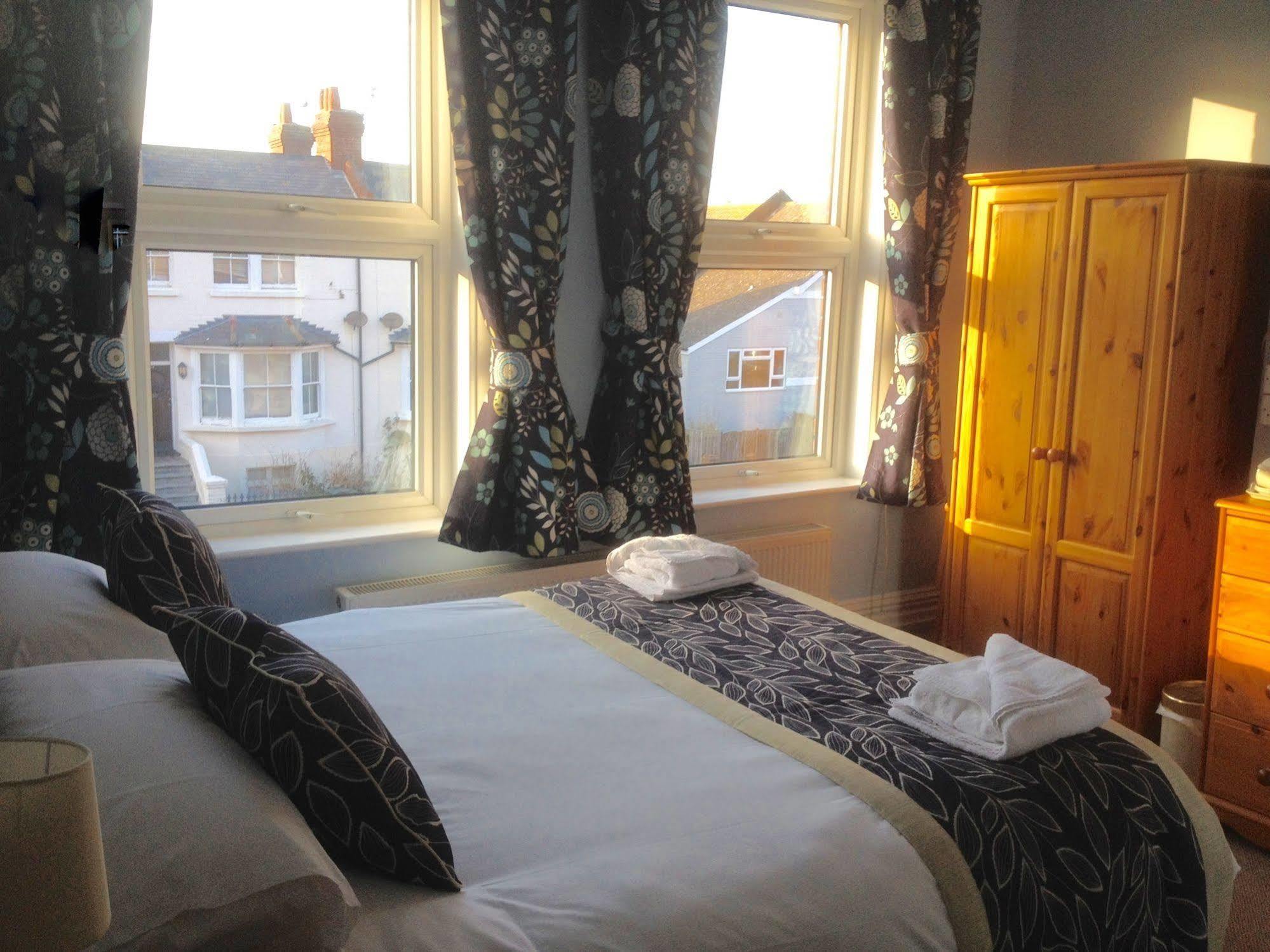 By The Sea Bed And Breakfast Истбурн Экстерьер фото